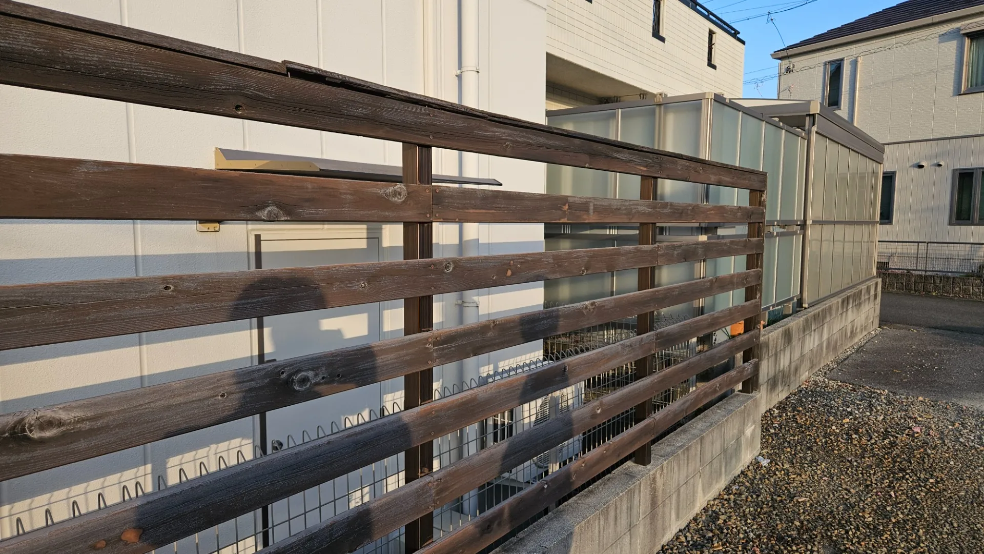 安物で済ませるか、ヒノキで長く持たせるか。駐車場の塀、張り替えの真実